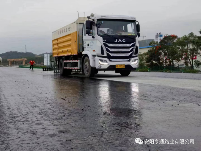 祝賀我司深汕西項(xiàng)目透層、封層試驗(yàn)段圓 滿成功